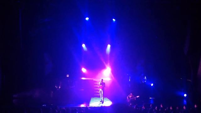 Neon Trees singing Voices in the Halls смотреть онлайн