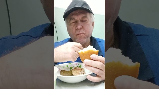 На перекус пюре картофельное со вкусом курицы и две котлетки, одна по котлета по-киевски. смотреть онлайн
