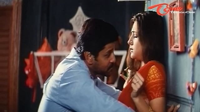 Lip Lock Kissing Scene Between Vikram And Priyanka