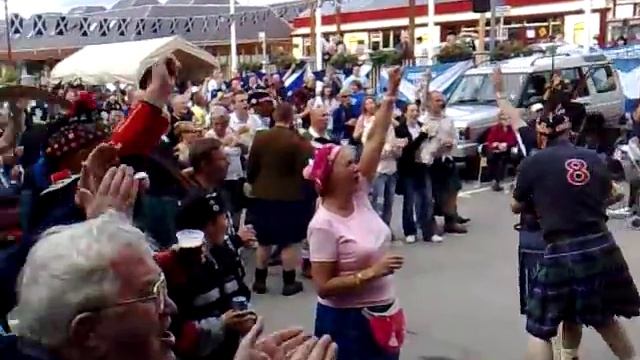 Andy Chung,Aviemore,Scotland sings to the Tartan Army смотреть онлайн