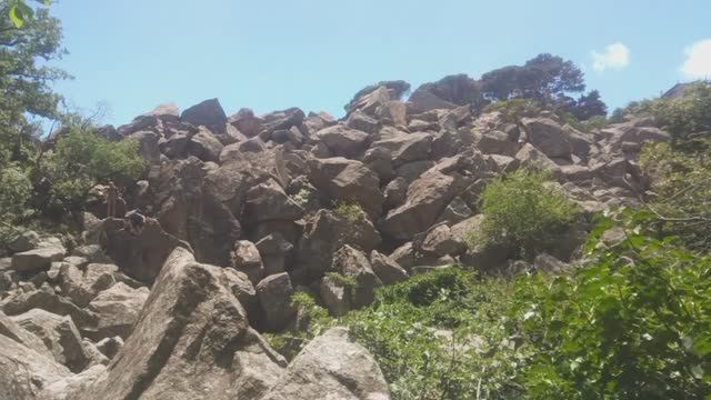 Крым, Воронцовский парк в Алупке, Большой хаос - груда камней в парке и море смотреть онлайн