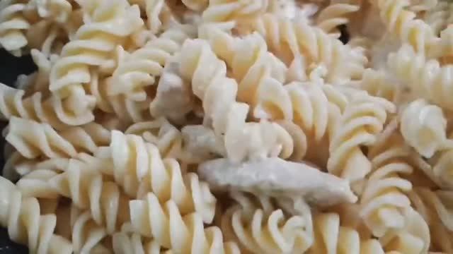 Макароны с курицей в сметанном соусе. смотреть онлайн