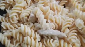 Макароны с курицей в сметанном соусе.
