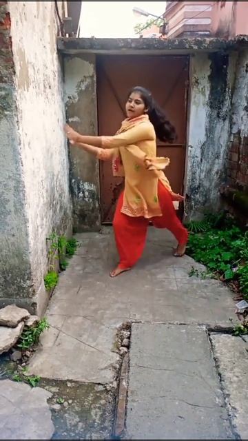 Young Housewife Dance At Home смотреть онлайн