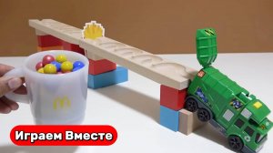 Играем в машинки ! Развивающие горки: шарики катятся в машинки! Видео для детей !