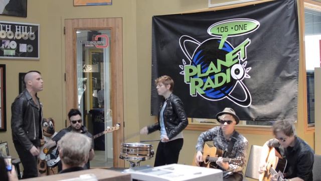 Neon Trees - "Your Surrender" (Live in the Planet Radio Lobby) смотреть онлайн
