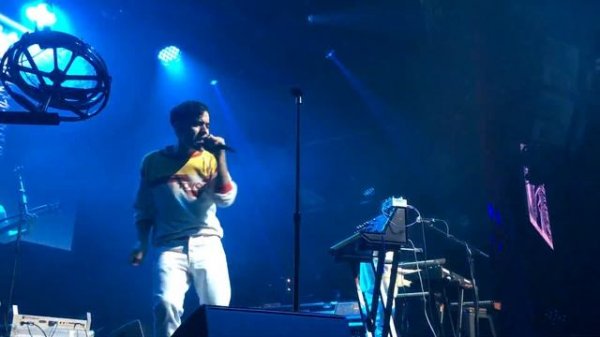 Neon Indian - Vamos a la playa (Righeira cover) (Boston 11-17-2019)