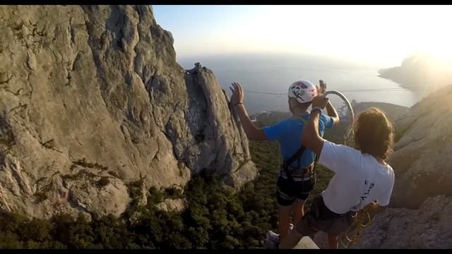 Анатолий на Ильяс-кая прыжки с веревкой в Крыму с командой Skyline смотреть онлайн
