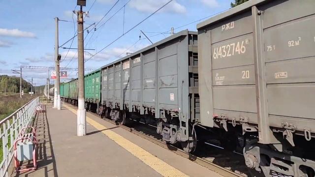 ВЛ11-696Б с грузовым поездом и с приветливой локомотивной бригадой на станции Чернецкое. смотреть онлайн