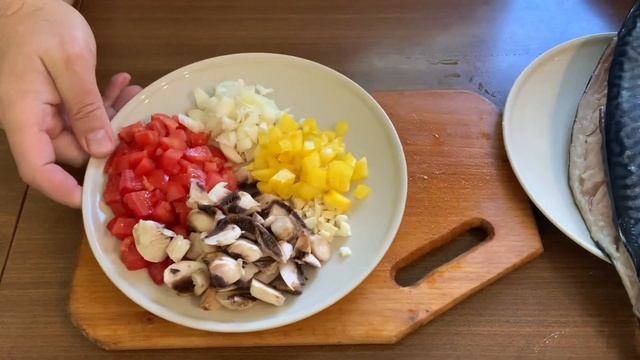 СКУМБРИЯ фаршированная овощами / MACKEREL stuffed with vegetables 😋 смотреть онлайн