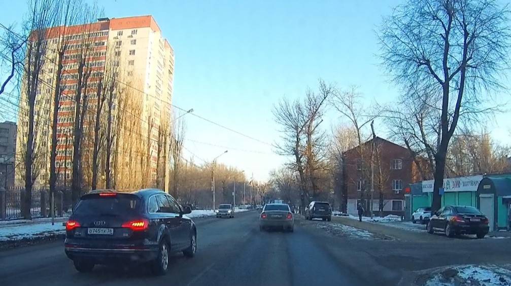 И по встречке можно, если очень нужно. Ауди О745ТК 36RUS.