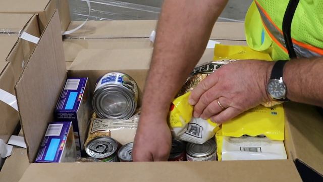 Unboxing an Emergency Food Kit From the LA Regional Food Bank смотреть онлайн