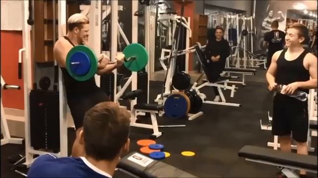 8 человек разобрались по мужски в тренажерном зале смотреть онлайн