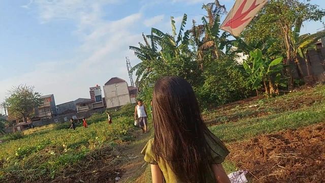 FREYA BERMAIN DI KEBUN - BELAJAR MENGENAL HEWAN DAN TUMBUHAN смотреть онлайн
