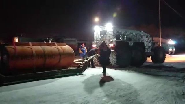 Снегоболотоход Хищник - транспортировка цистерны с топливом на санях смотреть онлайн