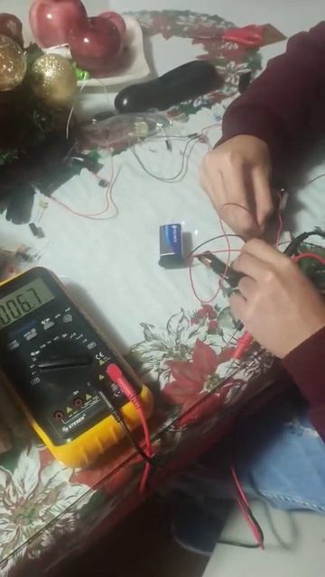 Práctica 2 LM339 смотреть онлайн