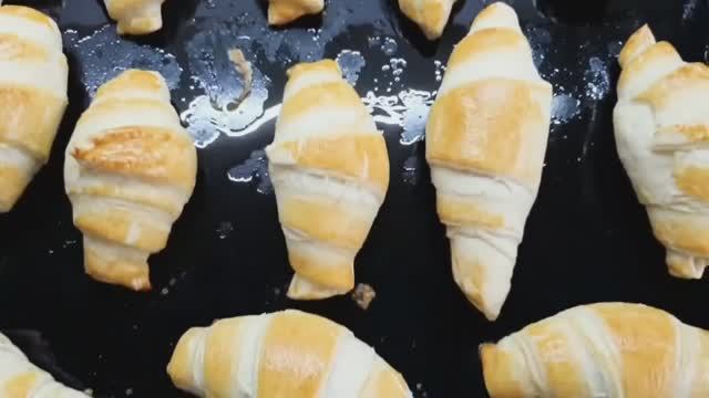 Круассаны из готового слоёного теста с шоколадом смотреть онлайн