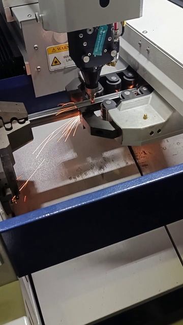 Резка труб на высокоскоростном лазерном труборезе LPC80-A5-AF6000/3000 Raycus в Копейске смотреть онлайн