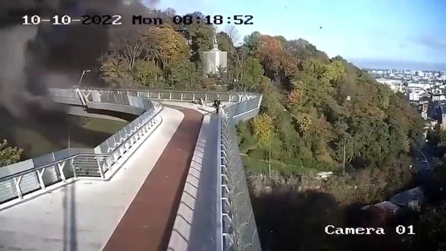 Київ. Пішохідний міст. Він вистояв!Подивіться, який щасливчик цей чоловік 😳🙏 смотреть онлайн