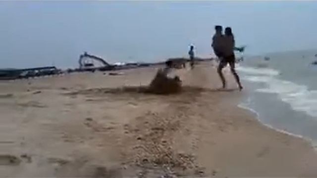 Прикол на пляжи! ахах смотреть онлайн