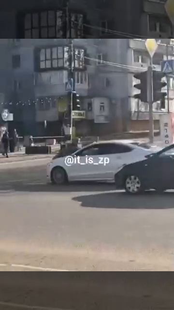 В Запорожье ТЦКшника опять прокатили на капоте машины смотреть онлайн