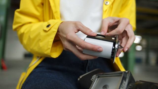 Woman Fixing Her Camera смотреть онлайн