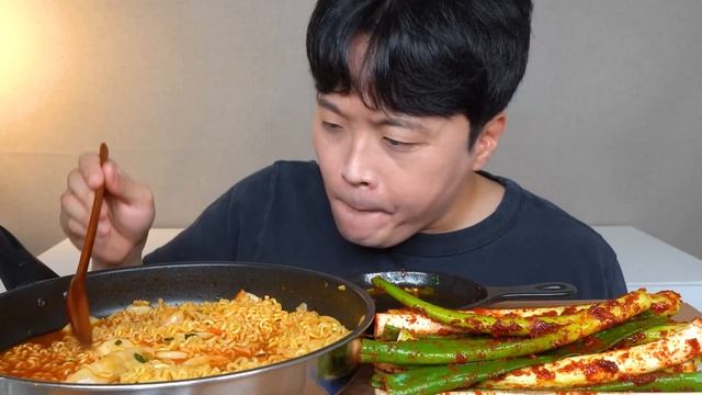 [와차밥] 떡만두라면 통대파김치 요리 먹방 Spicy Ramen & Green Onion Kimchi ASMR MUKBANG REAL SOUND EATING SHOW смотреть онлайн