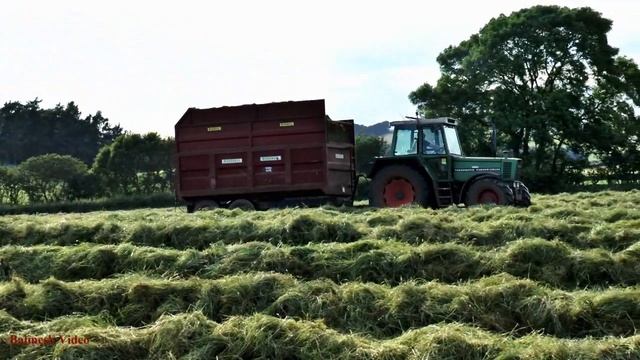 Silaging with Greens - Fendt Green this time. Trailed Claas Chopper. смотреть онлайн