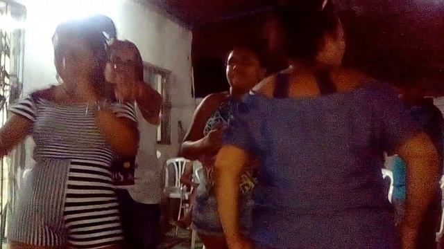 Moça Vestida De Zebra Fez Xixi Nas Calças E A Morena  Se Agachando Até O Chão
