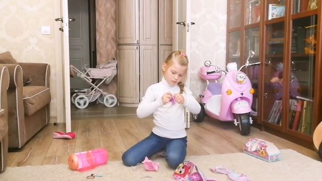 МАША СУПЕР КЛАСС ИГРАЕТ С КАПСУЛОЙ ЛОЛ. РАСПАКОВКА ЛОЛ смотреть онлайн