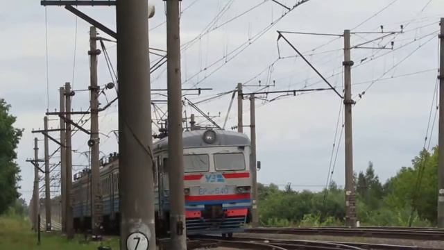 Электропоезд ЭР9М-540/520 прибывает на станцию смотреть онлайн