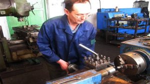 Гидрораспределитель типа Р80. Шлифовка перепускного клапана на токарном станке.