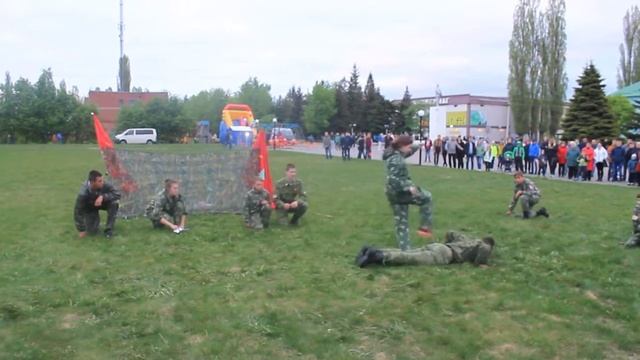 09.05.2018 Показательные выступления юнармейских отрядов "Юные патриоты России" и "Юный десантник". смотреть онлайн