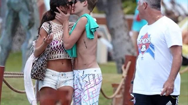 Justin Bieber & Selena Gomez Kissing! - YouTube_2.FLV смотреть онлайн