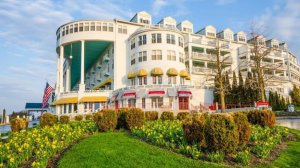САДЫ США  Grand Hotel на острове Макино и его ослепительные сады в разные сезоны