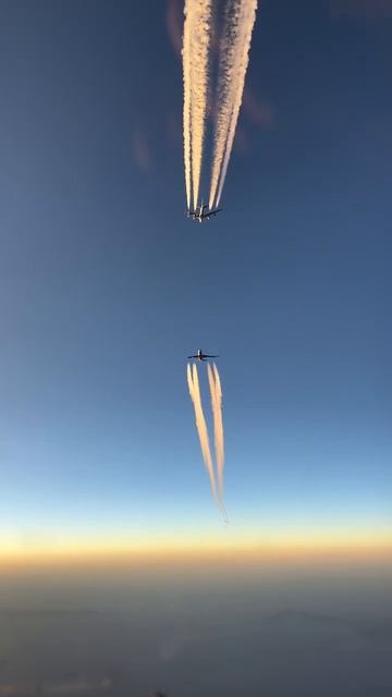 Встреча самолетов в воздухе! смотреть онлайн