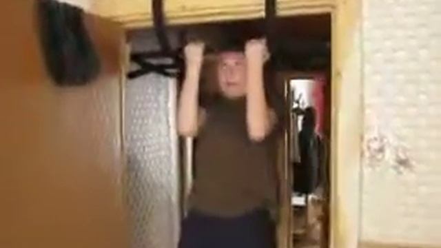 Леша подтягивается 3 раза (уже до подбородка) смотреть онлайн
