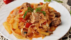 Тушёная капуста с мясом и картошкой.