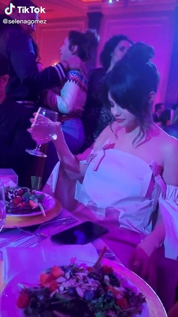 Are Hailey Bieber and Selena Gomez FRENEMIES? смотреть онлайн