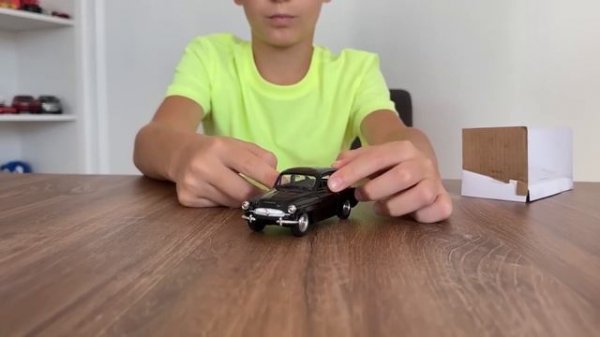 Марк находит и раскрывает партию новых машин