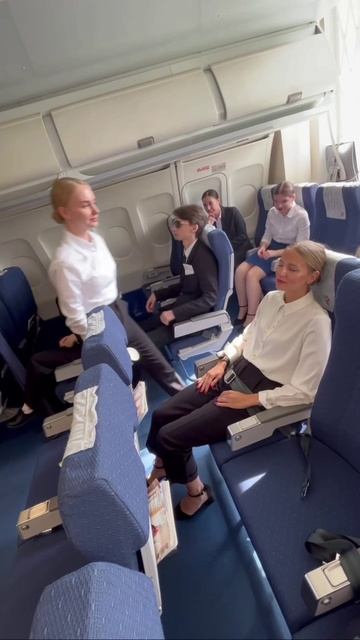 😴 Как бортпроводнику разбудить спящего пассажира? #авиашкола #аэрофлот #стюардесса #бортпроводник