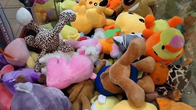 РАЗОРИЛИ АВТОМАТ ХВАТАЙКА!!!🤩 Клешня не отдаёт нам игрушку!😳 смотреть онлайн