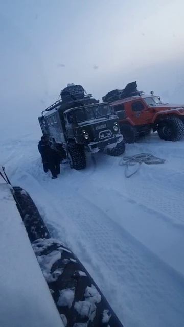 Снегоболотоход Хищник - помогаем ГАЗ 66 выбраться из ловушки смотреть онлайн
