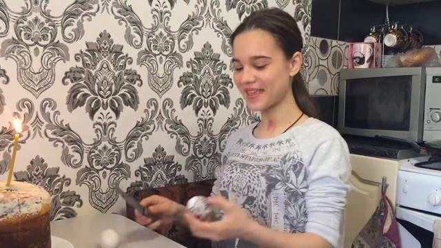 ОТКРЫВАЕМ ШАРИКИ ЛОЛ \\ ВСЕХ С ПАСХОЙ смотреть онлайн