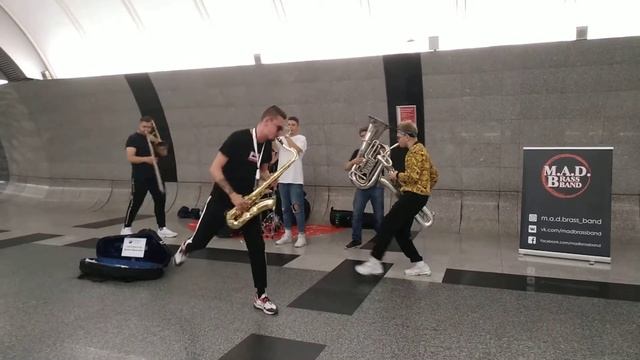 Зажигательная музыка в метро! смотреть онлайн