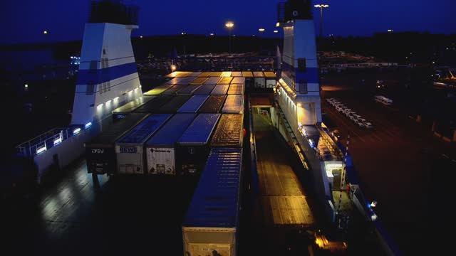 Порт Травемюнде, паром Finnstar. Вывоз полуприцепов портовыми "головами" смотреть онлайн