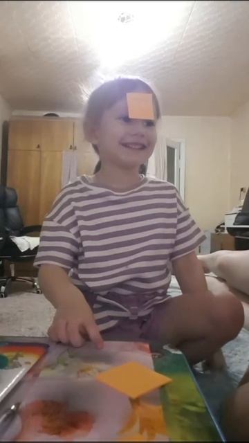 младшая сестра играет с мамой