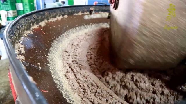 How to Make Olive Oil - Cold Pressed - طريقة التقليدية زيت زيتون смотреть онлайн