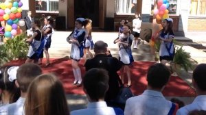 Танец девочек на последний звонок