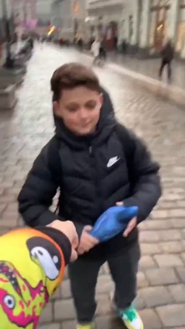 ПОЕХАЛИ РАЗДАВАТЬ ИГРУШКИ В ЦЕНТР ГОРОДА смотреть онлайн